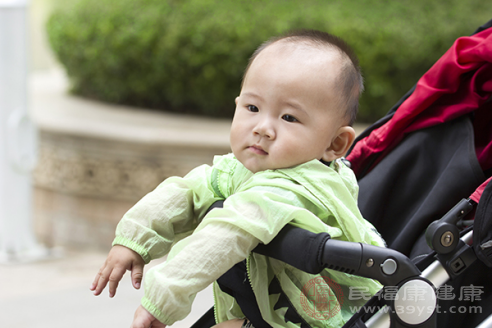 該疾病經(jīng)常發(fā)生于嬰幼兒身上，由于體內(nèi)缺乏鈣元素，骨骼組織發(fā)育階段出現(xiàn)異常