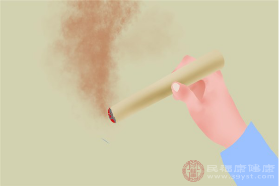 受到寒气侵袭的人可以熏艾灸，我们还可以喝一些红糖生姜水