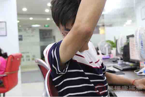 当患者出现腋下有臭味散发出来的症状时，需要及时的改正自己不良的习惯