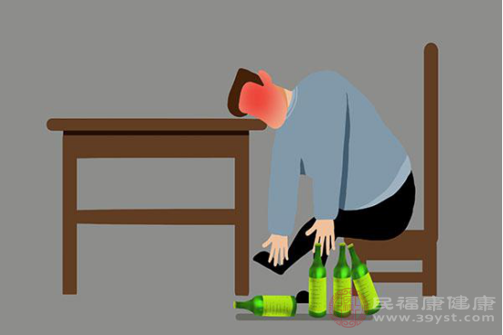 飲用過量的酒以后，酒精進(jìn)入到胃部的時候，刺激到胃黏膜