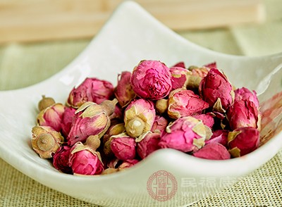 將茉莉花、人參花、玫瑰花三種花茶混合一起