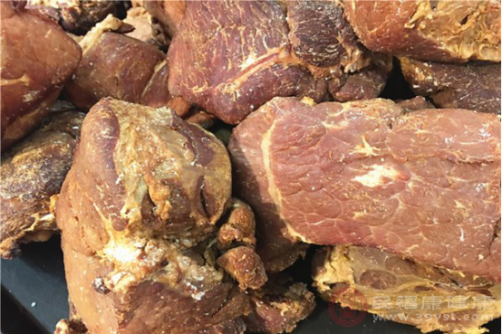 我们可以多吃新鲜的蔬菜瓜果，例如番茄、黄瓜和菠菜等