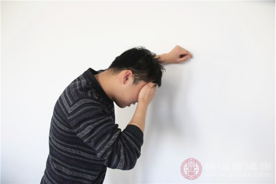 人們?cè)诨忌细哐獕阂院?，沒(méi)有在醫(yī)生的指導(dǎo)下服用降壓藥物，導(dǎo)致顱內(nèi)壓升高，便會(huì)出現(xiàn)突然頭暈惡心想吐的癥狀