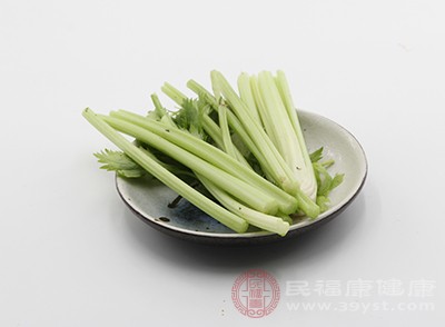 芹菜的热量非常的低，而且脂肪含量也是很低的