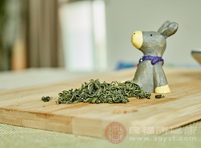 細(xì)嫩的茶葉是茶樹上剛剛生長(zhǎng)出來(lái)的新生命