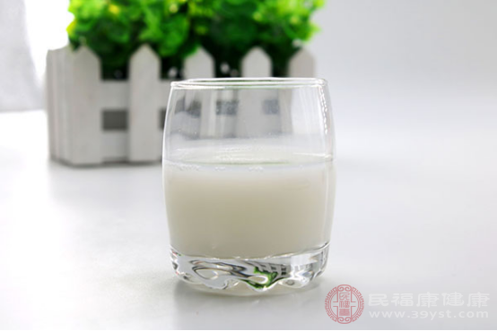 如果大家想要讓頭發(fā)長得快一些，就應(yīng)該調(diào)整飲食結(jié)構(gòu)