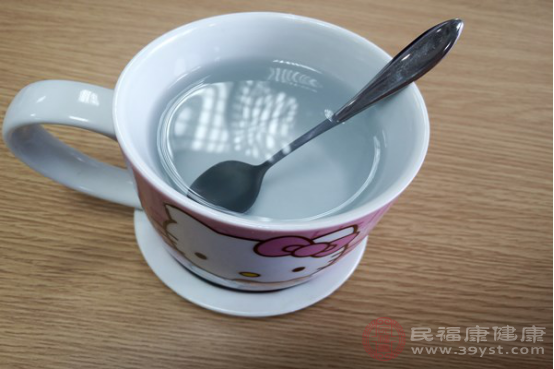 水是維持我們身體機(jī)能運(yùn)轉(zhuǎn)的主要來源，是生命的載體，一旦人體水分?jǐn)z入不足，就會(huì)導(dǎo)致機(jī)體出現(xiàn)各種不適癥狀