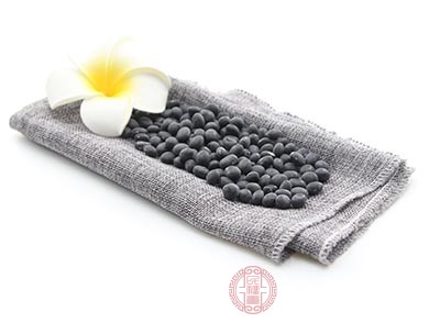 黑豆是很常见的一种谷类，它当中含有丰富的植物性蛋白质
