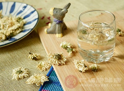 很多人應(yīng)該不知道菊花茶可以治療眼睛疲勞