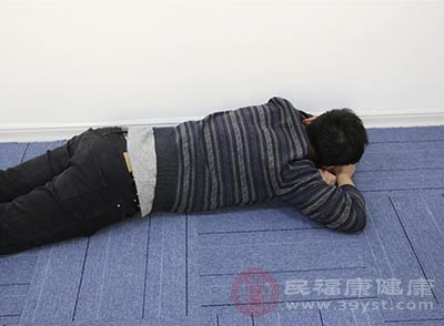 躺下休息用来减轻肚子疼，肚子疼的时候，可以躺下身子休息片刻