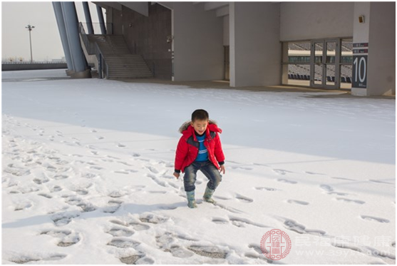 小孩睡觉磨牙的原因有很多种