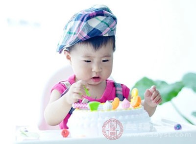 如果宝宝出现了乳糖不耐受，那么就要给宝宝选择无乳糖的奶粉