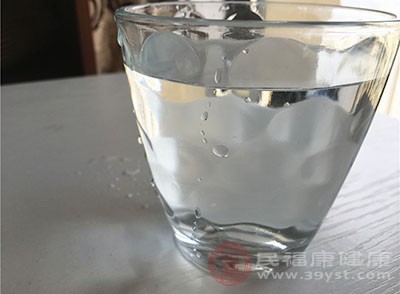 首先我們要在鍋中把水燒開湯圓再下鍋