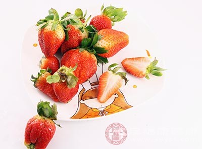 草莓营养丰富，有大量的维生素，草莓还可以帮助消化