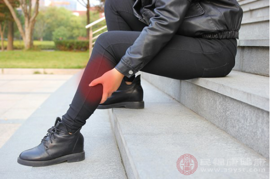 O型腿又称膝盖内翻主要临床表现是双侧膝关节