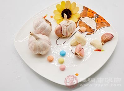 大蒜和洋蔥等食物中含有產(chǎn)生特殊氣味的物質(zhì)