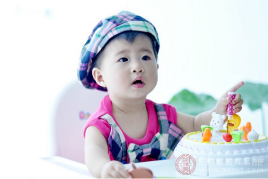 如果喝奶粉的宝宝经常拉绿色的便便，我们应该观察他们的身体变化