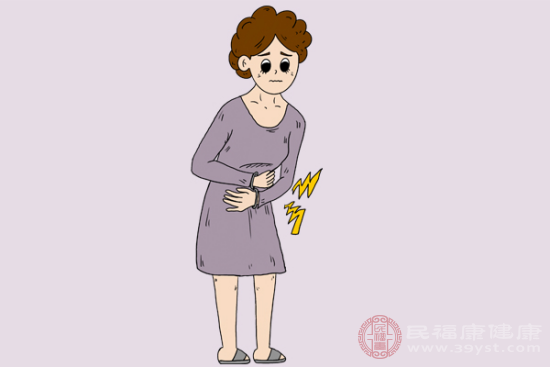 女性后背上半部疼痛的原因包括筋膜炎、颈椎病变和心绞痛等