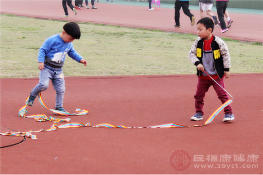 如果小孩睡觉时出现流汗量增加的情况，我们可以先确认室内外的气温差