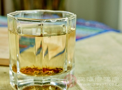在平时适当的喝红茶能够帮助人体利尿
