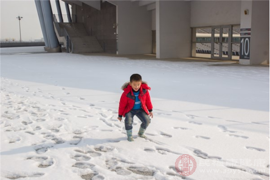 小孩多動癥的原因包括遺傳、感染和使用特殊藥物等