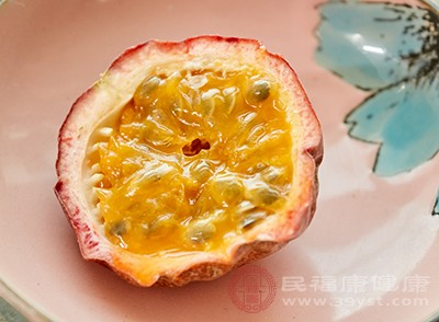 百香果作为常见的水果，里面含有果胶物质，还有膳食纤维