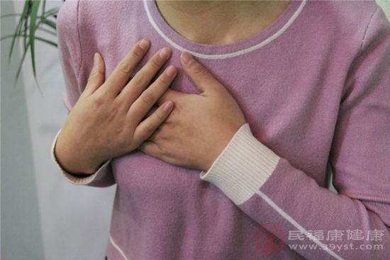 心肌梗塞的征兆是胸痛，疼痛会集中在心脏前方