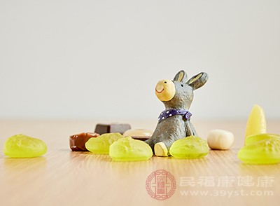 榴蓮中的糖類、膳食纖維含量很高，且為熱性食物