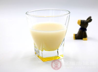 將黑芝麻與浸泡過(guò)的黃豆入入豆?jié){機(jī)濾網(wǎng)