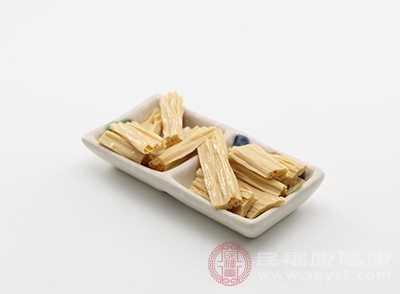 放入腐竹，改中火，燜煮15分鐘至湯汁濃稠，鹽調(diào)味即成