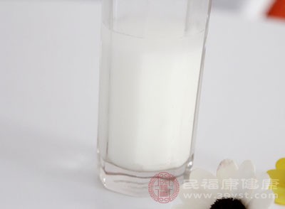 眼睛浮肿的人可以用牛奶冰水来改善