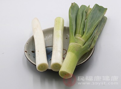 經(jīng)常吃大蔥能夠起到發(fā)表通陽、解毒調(diào)味的作用