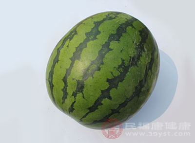 西瓜中含有很丰富的番茄素，这种物质是一种效果很好的抗氧化剂