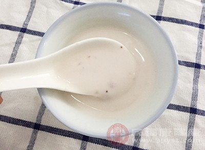 在平时适当的吃酸奶能够起到滋润皮肤的效果
