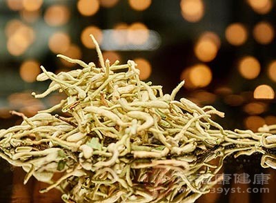 金銀花、山楂熱水沖泡，代茶飲