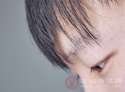 神经性的脱发主要是因压力原因，人的毛孔高度收缩