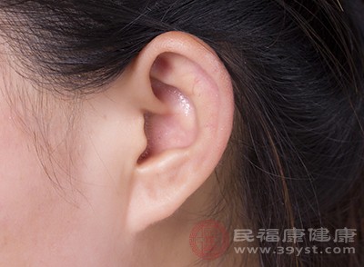 人们在得了中耳炎，主要是身体中的炎症侵犯了耳朵的内部