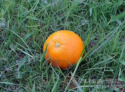 橙子所含纤维素和果胶物质，可促进肠道蠕动