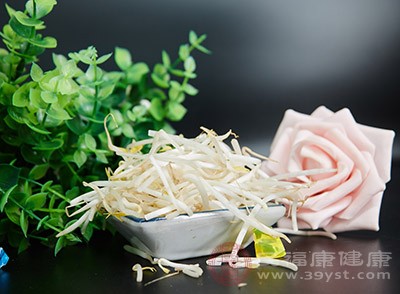 黄豆芽500克，肉丁50克