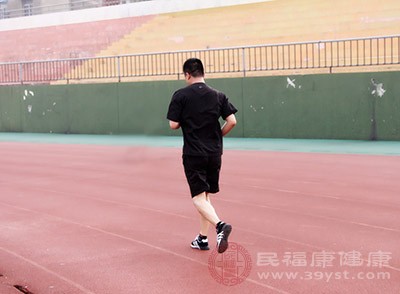 在诸多运动项目之中，慢跑是不错的减肥运动