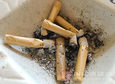 烟草中也含有硫氰酸盐，这是一种导致甲状腺肿大的物质