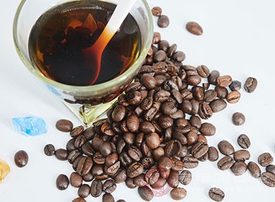 黑咖啡中含有大量的咖啡因，咖啡因有很强烈的苦味