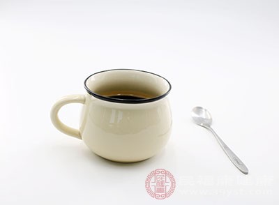 黑咖啡所含的亚油酸，有溶血及阻止血栓形成、增强血管收缩