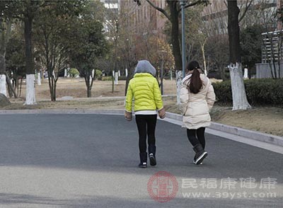 50岁身体开始走下坡路，在散步的时候切忌走速过快