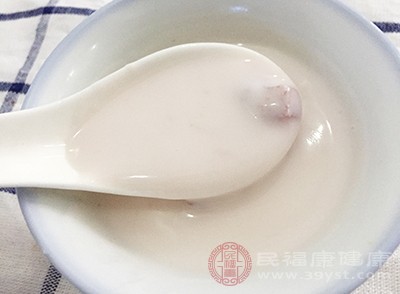 酸奶中含有一定量的有机酸，能促进胃酸的分泌