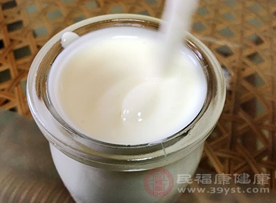 在平时适当的喝酸奶能够促进消化