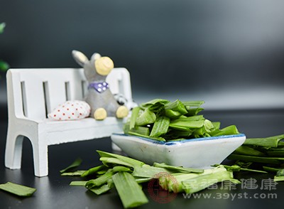 在平时适当的吃韭菜能够排出肠胃中的毒素