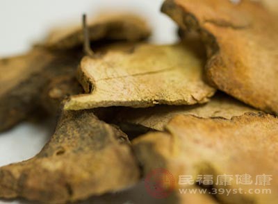 將粳米淘洗干凈后和白茯苓粉一起放入鍋中熬粥