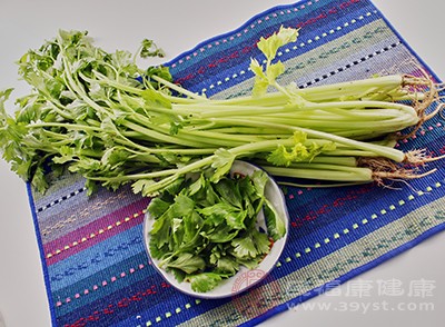 经过研究发现，我们生活中经常食用的芹菜中含有大量的叶酸