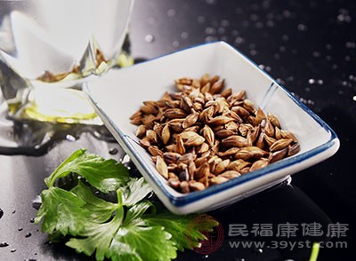 將購買回來的大麥茶，取適當?shù)牧糠湃胪雰?nèi)